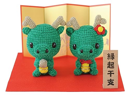 おすわり辰の夫婦-/-/H301-552 Style:おすわり辰の夫婦 出来上がりサイズ：約高さ9cm（つのは含まない）×幅6.5cm（1体） 用意するもの：かぎ針3/0号2/0号毛糸とじ針手芸用ボン
